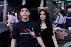 以后一起去美國逛街？網(wǎng)前此前曬林葳和女友卓識一塊出游的合照~