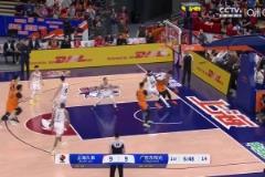 太離譜了莫蘭德開(kāi)場(chǎng)6分鐘吃到4犯，對(duì)裁判做出數(shù)錢(qián)的手勢(shì)！