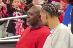 文班看起來恢復得不錯啊，心情也挺好