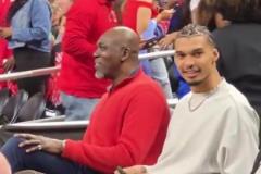 地壟溝新發(fā)型亮眼文班亞馬與火箭名宿大夢一同觀戰(zhàn)瘋?cè)龥Q賽！