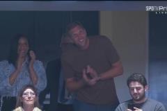 眼角還有淚！東契奇進(jìn)場(chǎng)與湖人隊(duì)友們一一擁抱，諾維茨基鼓掌力挺