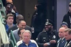 獨(dú)行俠總經(jīng)理尼科-哈里森在通道口與保安有說(shuō)有笑，根本就無(wú)視球迷喊“炒掉尼科”