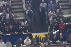 今天壓不住了！獨(dú)行俠GM通道觀賽 整個(gè)球館都在喊炒掉尼科！