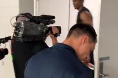 全新體驗(yàn)！東契奇生涯首次被護(hù)送至美航中心客隊(duì)更衣室