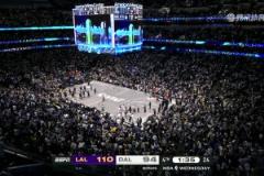 謝幕！東契奇砍45分主動(dòng)犯規(guī)下場(chǎng)，享受全場(chǎng)球迷歡呼&鼓掌回應(yīng)