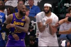 注意點(diǎn)影響！老詹&海斯又在場(chǎng)上和濃眉打情罵俏！