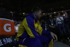 知道自己會(huì)哭？獨(dú)行俠剛要開(kāi)始播放致敬視頻，東契奇就立刻找工作人員要了一條毛巾