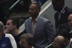 作何感想？在通道看球的獨(dú)行俠GM 要聽(tīng)一整場(chǎng)的“炒掉尼科”