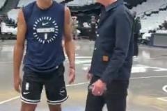 克里斯蒂：佩林卡你老實(shí)交代，怎么想著把我送了