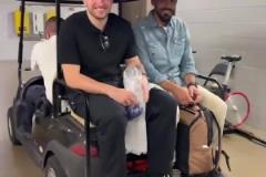 舒服呀~東契奇坐著小電車(chē)離開(kāi)獨(dú)行俠球館 給孩子樂(lè)得