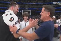 俠蜜的意難平?。|契奇與前老板庫(kù)班擁抱致意，開(kāi)懷大笑