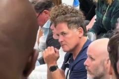 在想什么？庫(kù)班聽(tīng)到全場(chǎng)球迷高喊“炒掉尼科”頻頻搖頭