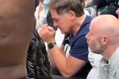 東契奇爆發(fā)擊敗獨(dú)行俠，庫(kù)班在看臺(tái)懊惱搖頭，他一定也不想交易吧