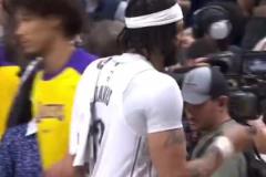 濃眉：聽(tīng)說(shuō)海斯你小子長(zhǎng)眉毛了？給我瞅兩眼