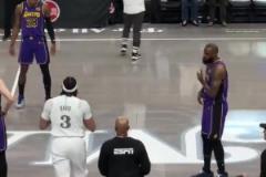 6年并肩作戰(zhàn)啊！賽前跳球 濃眉上前擁抱致意好兄弟詹姆斯！