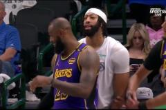 左右為男詹姆斯&海斯“欺負(fù)”前隊(duì)友 把濃眉夾中間推來(lái)推去