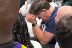 很不甘！看到東契奇今日在場(chǎng)上出色表現(xiàn)，庫(kù)班坐場(chǎng)下沮喪搖頭