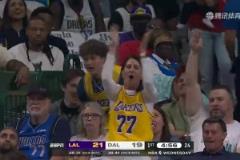 獨(dú)行俠全場(chǎng)歡呼！東契奇單挑濃眉，使出招牌后撤步三分飆中