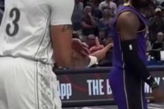 你個(gè)死鬼！濃眉今天在場(chǎng)上朝老詹豎中指