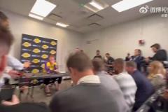 媒體室擠滿(mǎn)記者！東契奇打趣：靠！頭回見(jiàn)客場(chǎng)媒體室這么多人