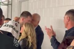 干得漂亮！東契奇賽后接受湖人工作人員夾道鼓掌