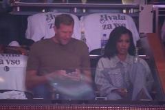 不學(xué)好啊諾維茨基自拍做鬼臉時(shí)，疑似做出莫蘭特的手榴彈手勢(shì)