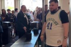 達(dá)拉斯球迷入場(chǎng)幾乎都是77球衣！這座城市對(duì)東契奇的愛(ài)溢于言表