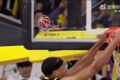 NBA級別的身體天賦！貝茲利空中躲閃折疊重扣點(diǎn)燃全場