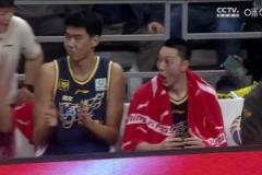 這也太帥了徐杰酷炫拉桿上籃技驚四座 令場下胡明軒驚呼模仿