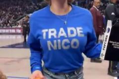 主場(chǎng)不準(zhǔn)球迷打印“解雇Nico”標(biāo)語(yǔ)，女球迷就出此下策