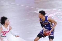 文班震驚世界的一球！后撤步三分不中，然后自己殺進(jìn)內(nèi)線補(bǔ)扣！