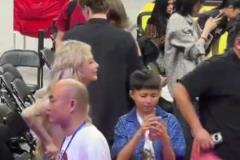 挺代派啊！宏遠(yuǎn)老板娘金發(fā)露臍，身材修長很顯眼