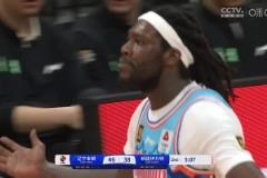 雙刃劍！哈雷爾旱地拔蔥補(bǔ)扣 緊接著回防危險(xiǎn)動(dòng)作吃到違體