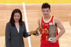 首位后衛(wèi)DPOY！孫銘徽領(lǐng)取最佳防守球員獎(jiǎng)項(xiàng)還送小挖掘機(jī)