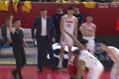 十分生氣?。。《配h不滿隊(duì)員表現(xiàn) 在場邊激動開麥爆粗