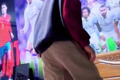 當年多少人的偶像！托雷斯挑戰(zhàn)赤腳進球