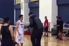 長胖了太多！退役多年的姚明表演扣籃，下來腿都軟了