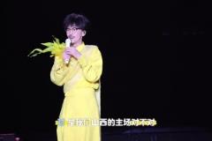 山西鬧他！周傳雄太原演唱會現(xiàn)場帶領(lǐng)歌迷為山西男籃加油助威