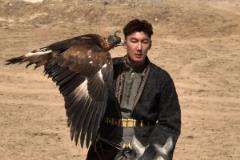 柯?tīng)柨俗巫宓挠率浚∏靶陆騿T可蘭白克騎馬穿著民族服飾馴鷹~