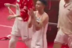 山西球迷朝徐杰大喊“徐杰晚安”，徐杰拍手微笑回應