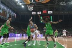 裁判沒(méi)給犯規(guī)！艾孜買(mǎi)提肘到奧利弗肚子上籃打進(jìn) 后者疼痛難忍