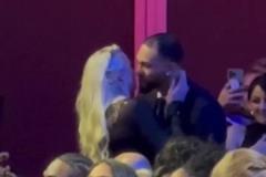 郎才女貌！薩格斯女友“美國(guó)晴子”海莉被選中兩人接吻慶祝