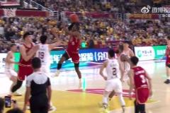 扣籃王腳踩登云梯！迪亞洛強(qiáng)勢突入單手炸裂隔扣2米26徐昕