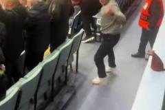 可惜今晚沒奇跡！維拉讓2追3險些完成逆轉(zhuǎn)，球迷在進(jìn)第3球后沸騰