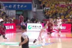 動作太大！胡明軒破壞進(jìn)攻大力撞飛迪亞洛 險引沖突被吹違體！