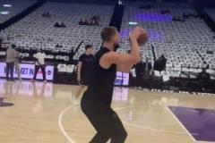 生涯對陣濃眉10勝4負！小薩賽前熱身訓(xùn)練，備戰(zhàn)獨行俠