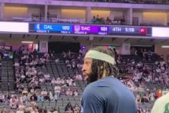 殺人誅心??！濃眉對國王球迷說：趕緊提前走吧，一會兒要堵車啦~