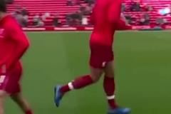 隊長姿態(tài)：B費賽前進入球場不忘與工作人員握手