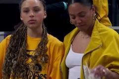 當(dāng)年還是庫里懷里的小萊利，現(xiàn)在已經(jīng)變成大姑娘了啊