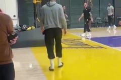 他本可以不用這么努力？東契奇還穿著拖鞋 布朗尼已經(jīng)在訓(xùn)練了！